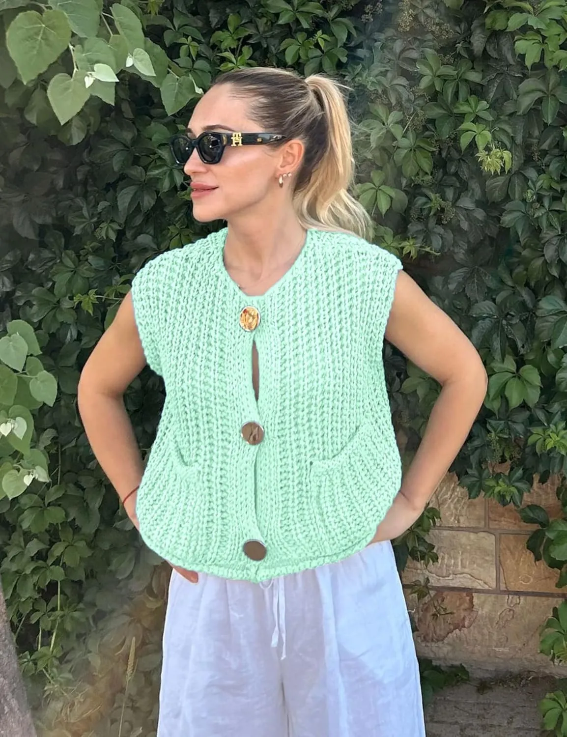 Women's Sleeveless Chunky Knit Top Casual Cropped Button Down Sweater Vest Open Front Cardigan with Pockets