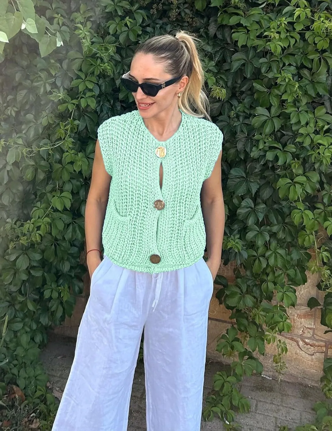 Women's Sleeveless Chunky Knit Top Casual Cropped Button Down Sweater Vest Open Front Cardigan with Pockets