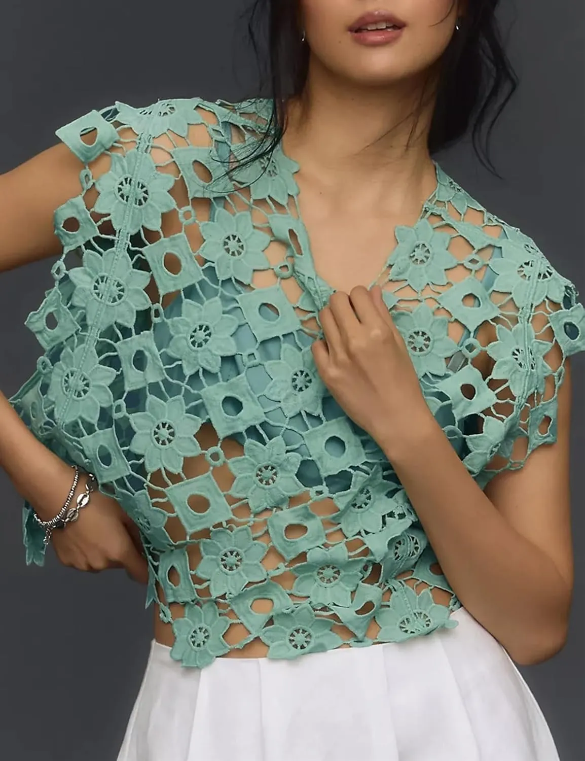 Wyeysyt Women's Hollow Out Floral Lace Vest Sleeveless Crewneck Crochet Cover Up Summer Cropped Going Out Tops